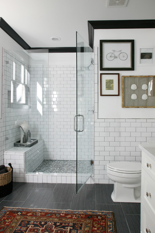 Immagine di una sauna classica con lavabo sottopiano, ante bianche, pistrelle in bianco e nero, piastrelle in ceramica, pareti bianche e pavimento con piastrelle in ceramica