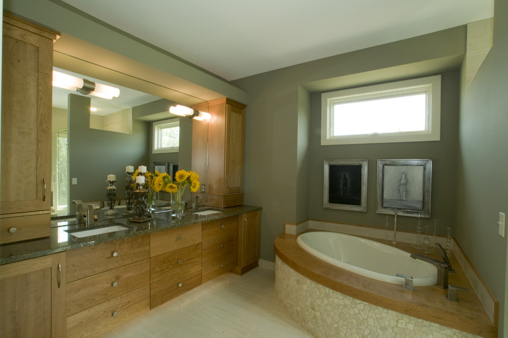 На фото: ванная комната: освещение в современном стиле с накладной ванной и зеленой столешницей с