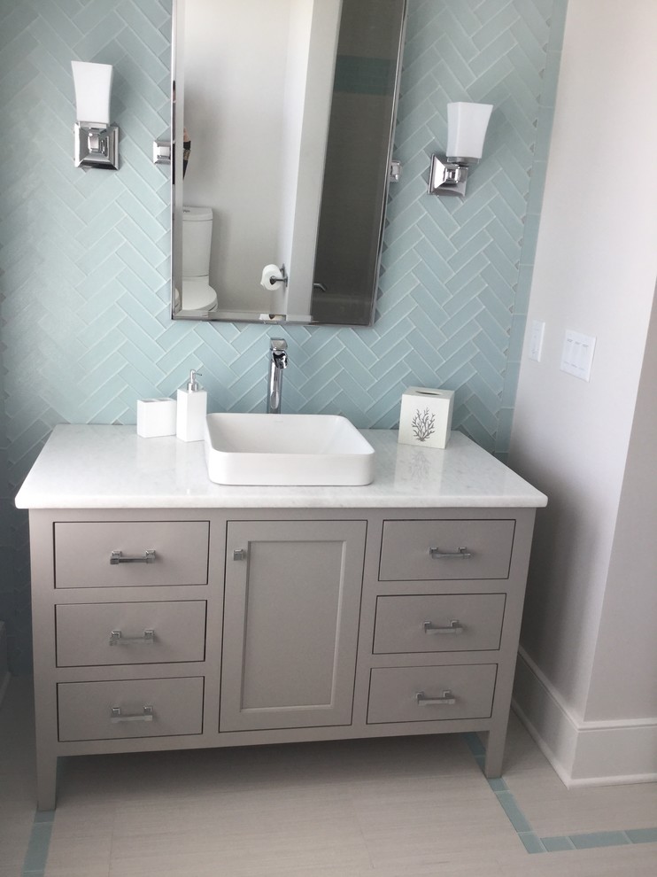 Esempio di una piccola stanza da bagno stile marino con ante grigie, piastrelle bianche, piastrelle in ceramica e top in quarzite