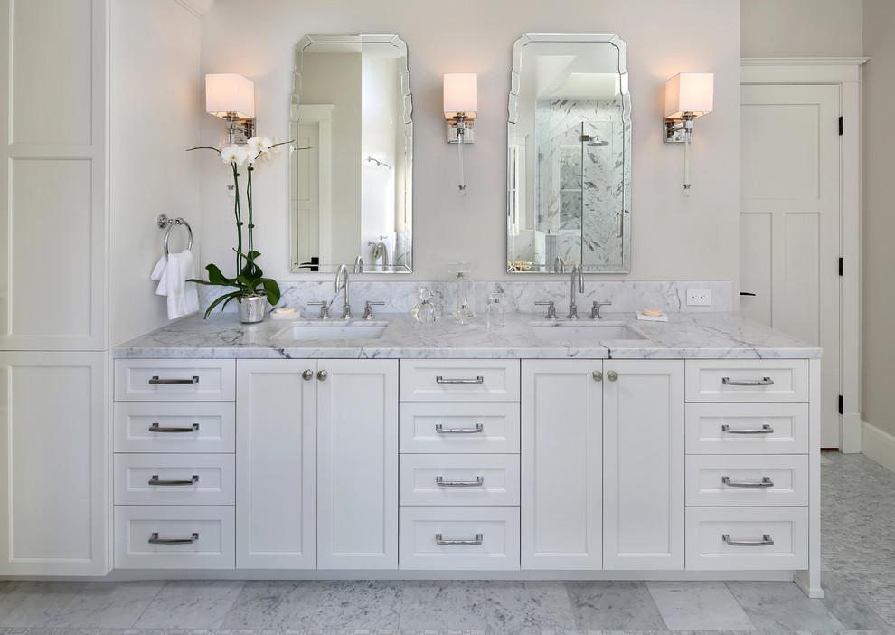 Foto de cuarto de baño clásico renovado con armarios con paneles empotrados, puertas de armario blancas, paredes blancas, lavabo bajoencimera y espejo con luz