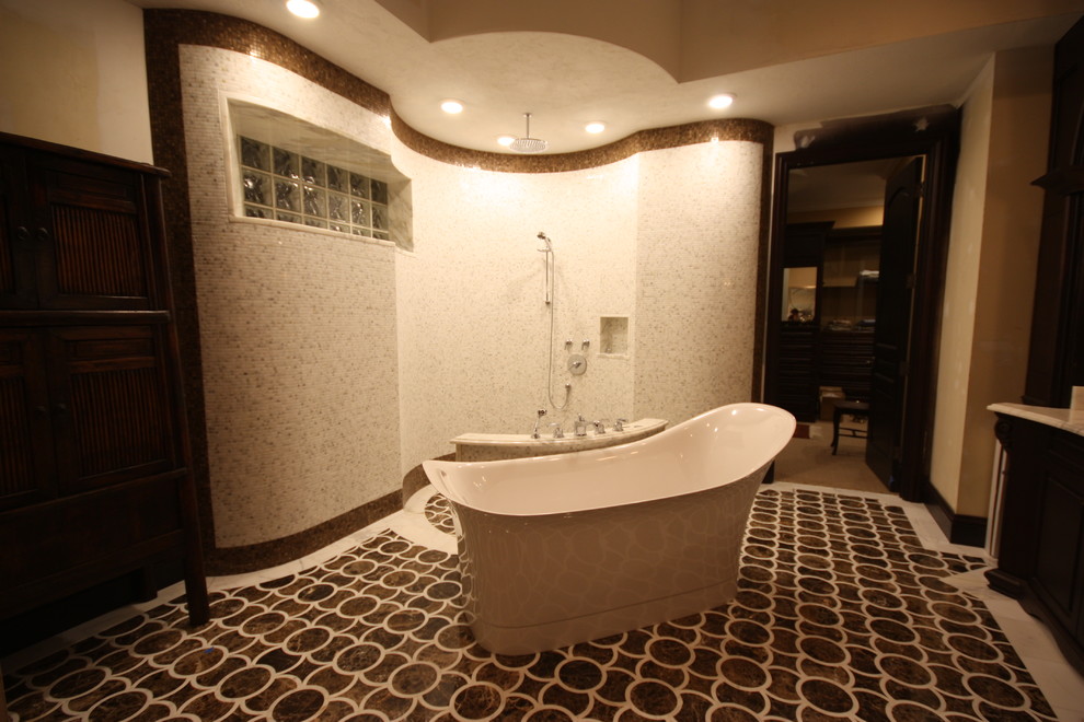 Modernes Badezimmer mit braunen Fliesen, Steinfliesen, profilierten Schrankfronten, freistehender Badewanne und offener Dusche in Tampa