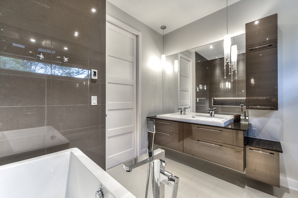 Diseño de cuarto de baño principal moderno de tamaño medio con armarios tipo vitrina, puertas de armario marrones y encimera de cuarzo compacto