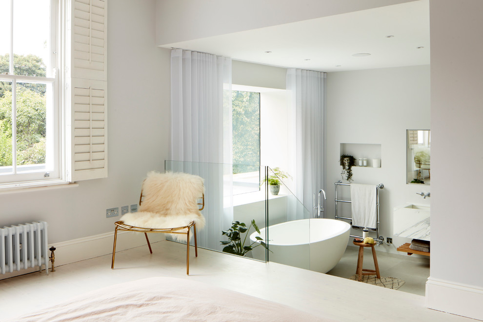 Inspiration för moderna badrum, med ett fristående badkar och en öppen dusch