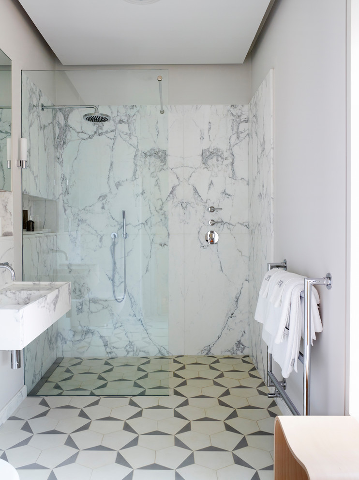Idées déco pour une salle de bain contemporaine de taille moyenne avec une baignoire posée, un mur gris, un lavabo suspendu et un sol multicolore.
