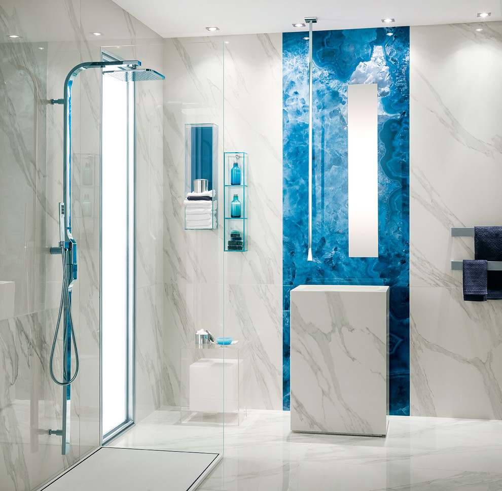 Idée de décoration pour une salle de bain design avec un mur blanc, un sol en marbre et un lavabo de ferme.
