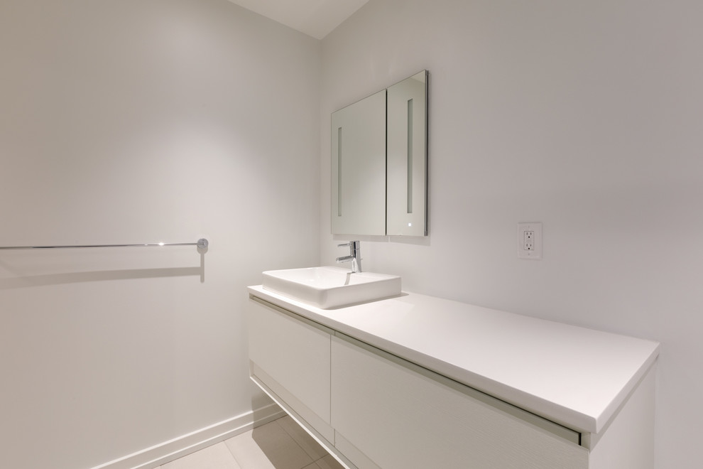 Источник вдохновения для домашнего уюта: ванная комната в современном стиле с плоскими фасадами, белыми стенами, мраморным полом, столешницей из кварцита, белым полом, белыми фасадами и настольной раковиной