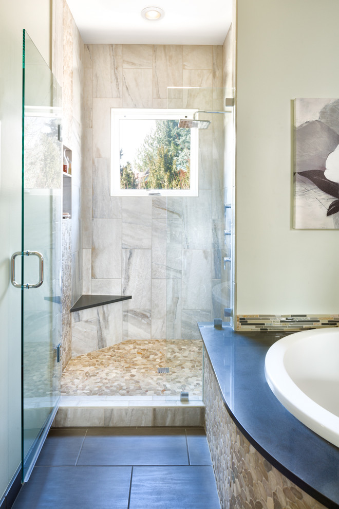 Cette image montre une douche en alcôve principale design de taille moyenne avec un bain japonais, WC à poser, un carrelage gris, un carrelage de pierre, un mur vert, un sol en carrelage de céramique et un lavabo encastré.