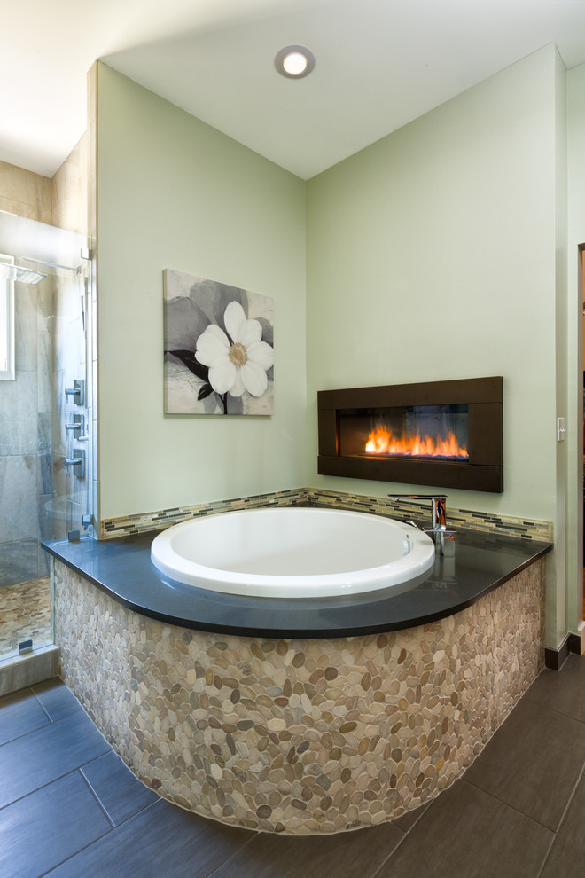 Inspiration pour une douche en alcôve principale design de taille moyenne avec un bain japonais, WC à poser, un carrelage gris, un carrelage de pierre, un mur vert, un sol en carrelage de céramique et un lavabo encastré.