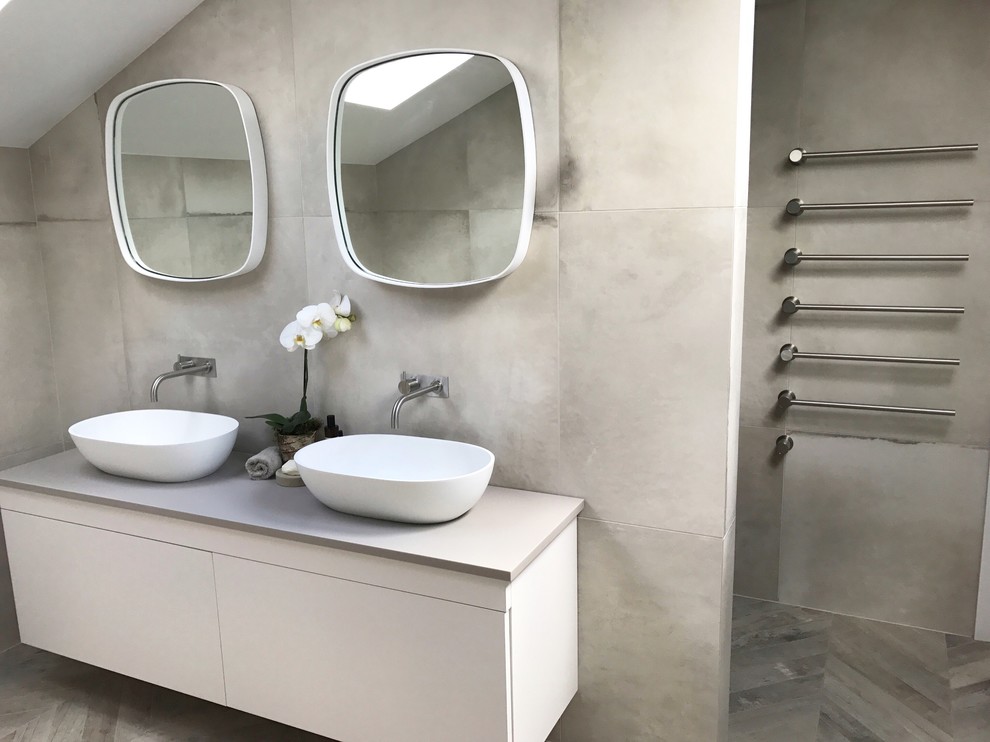This is an example of a contemporary bathroom in Manchester.