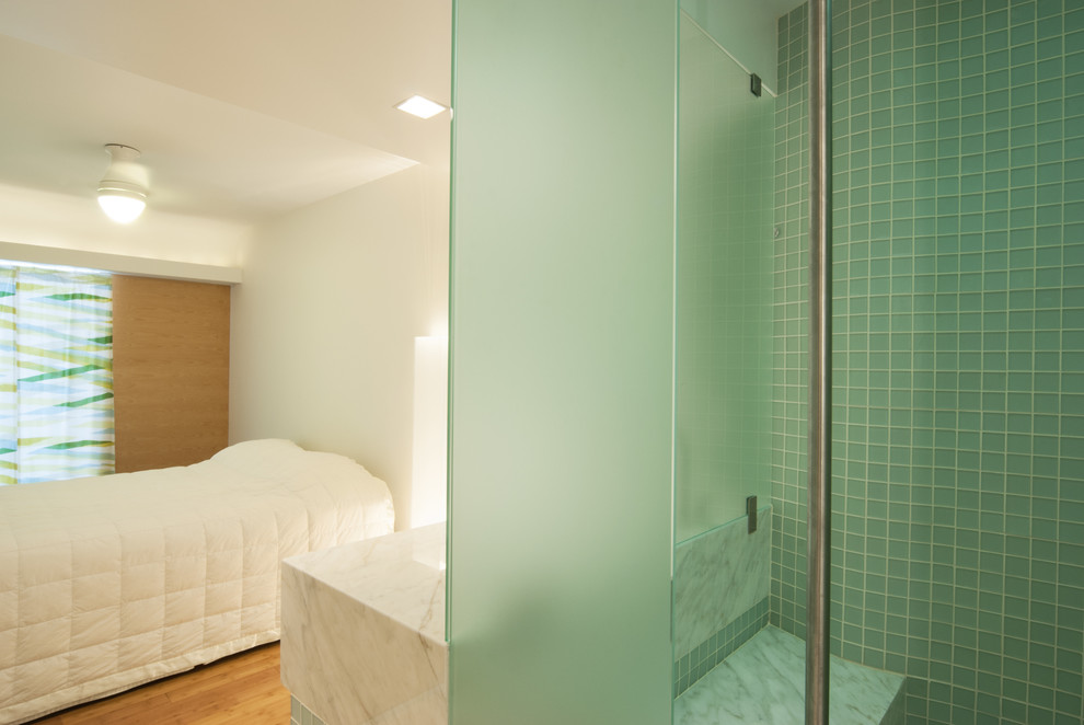 Свежая идея для дизайна: большая главная ванная комната в современном стиле с плоскими фасадами, зелеными фасадами, угловым душем, синей плиткой, зеленой плиткой, стеклянной плиткой, зелеными стенами, полом из керамической плитки, врезной раковиной и мраморной столешницей - отличное фото интерьера
