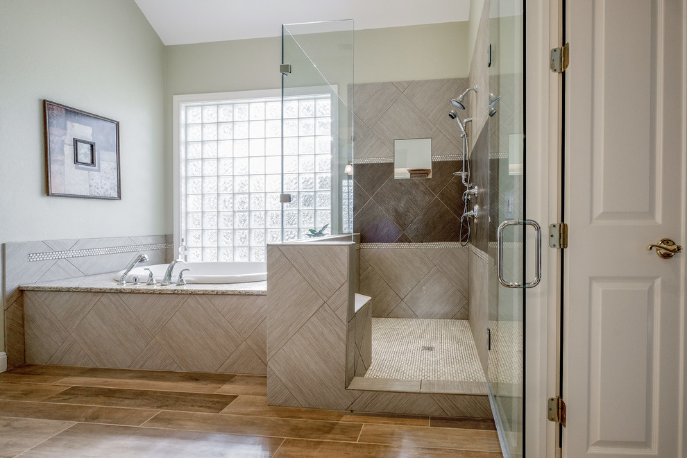 Immagine di una grande stanza da bagno padronale minimal con top in granito, vasca da incasso, doccia ad angolo e piastrelle beige