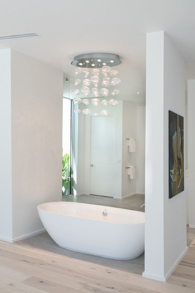 Источник вдохновения для домашнего уюта: большая главная ванная комната в стиле модернизм с плоскими фасадами, серыми фасадами, отдельно стоящей ванной, унитазом-моноблоком, белыми стенами, монолитной раковиной, открытым душем, белой плиткой, плиткой из листового стекла, полом из ламината, столешницей из искусственного камня, бежевым полом и открытым душем