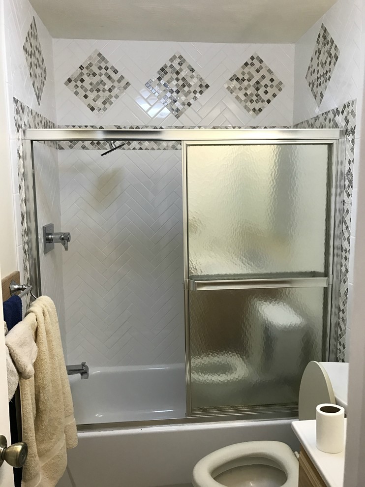 Inredning av ett modernt litet badrum med dusch, med ett badkar i en alkov, en dusch i en alkov, vit kakel, keramikplattor och beige väggar