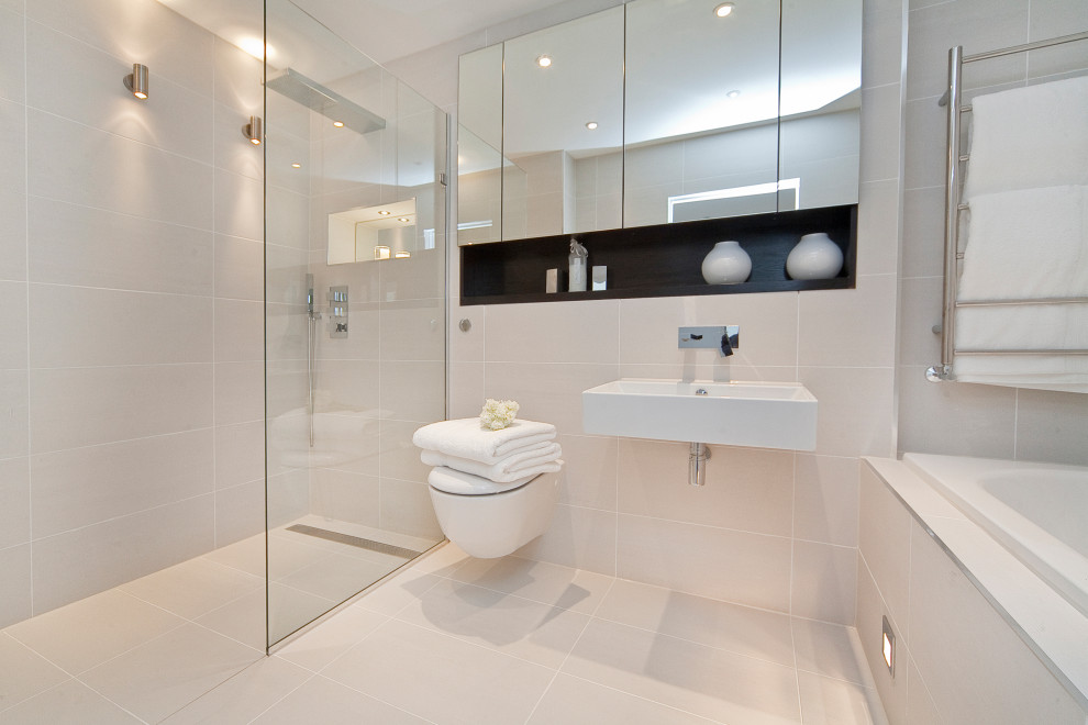 Свежая идея для дизайна: главная ванная комната среднего размера в современном стиле с накладной ванной, душем в нише, инсталляцией, бежевой плиткой, подвесной раковиной и бежевым полом - отличное фото интерьера