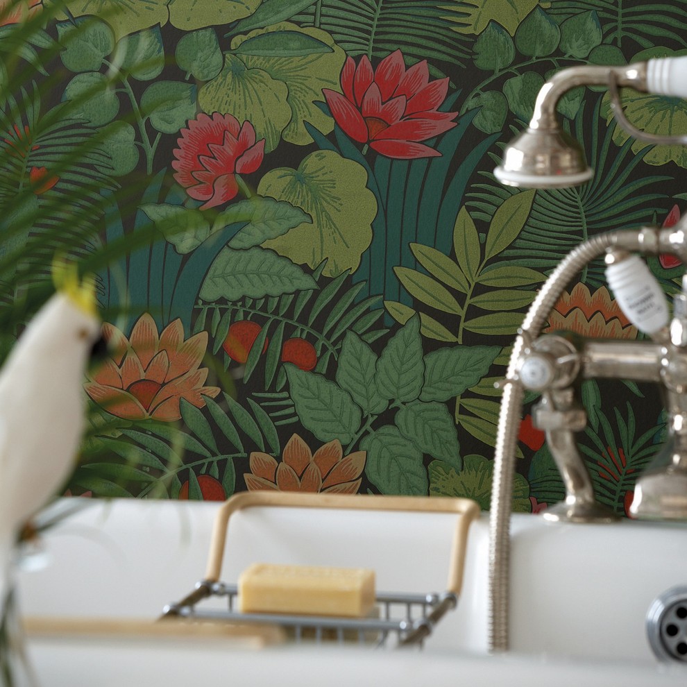 Cette image montre une salle de bain vintage avec une baignoire sur pieds, un mur vert et parquet foncé.