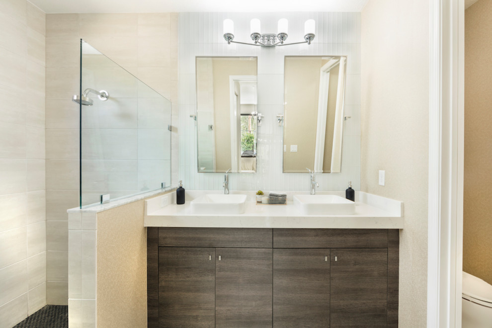 Idéer för mellanstora funkis vitt en-suite badrum, med en öppen dusch, vit kakel, beige väggar och med dusch som är öppen