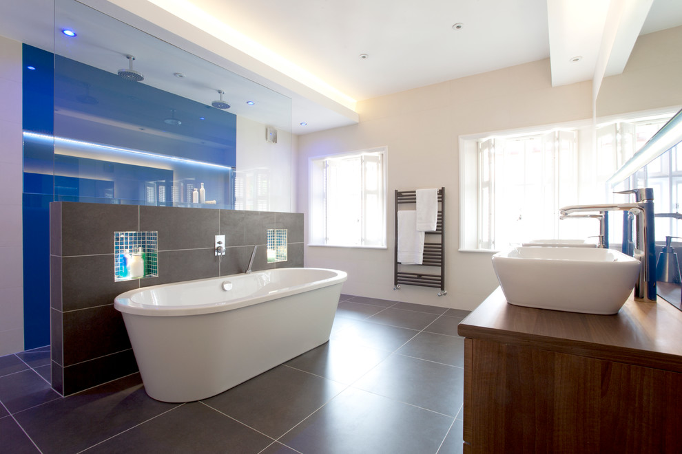 Idéer för ett modernt badrum, med ett fristående badkar och brun kakel