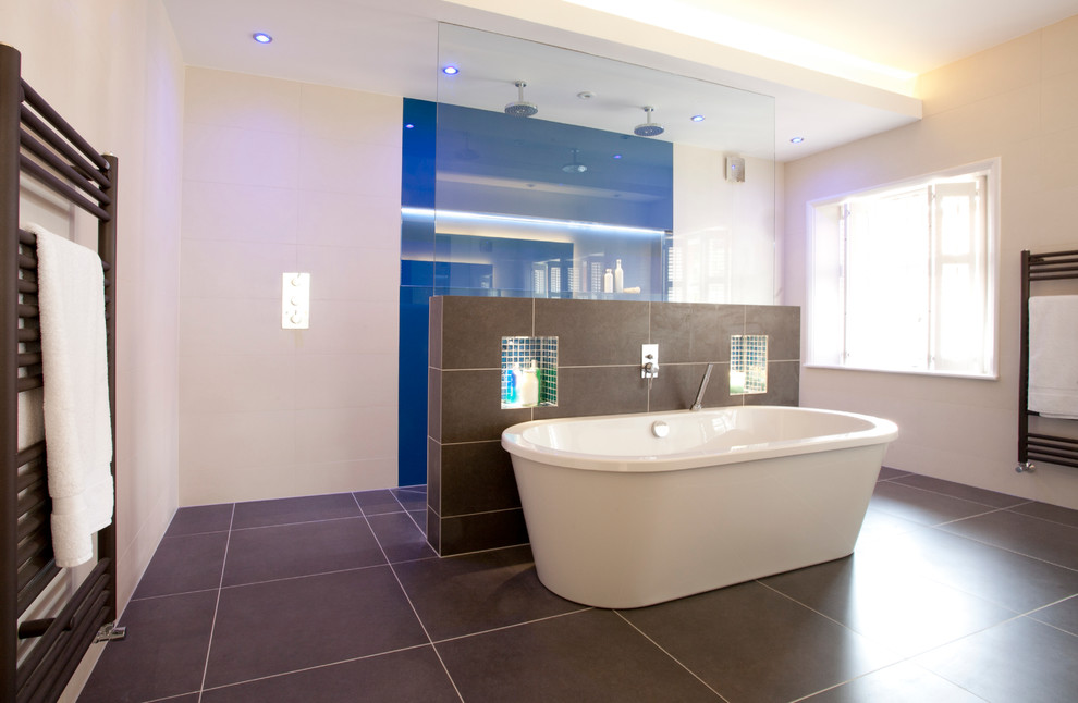 Idee per una stanza da bagno minimal con vasca freestanding e piastrelle marroni