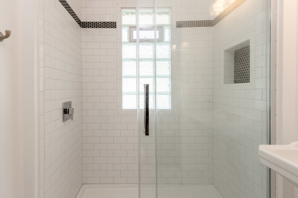 Kleines Modernes Duschbad mit offener Dusche, Wandtoilette mit Spülkasten, weißer Wandfarbe, Mosaik-Bodenfliesen, Sockelwaschbecken, blauem Boden und Schiebetür-Duschabtrennung in New York