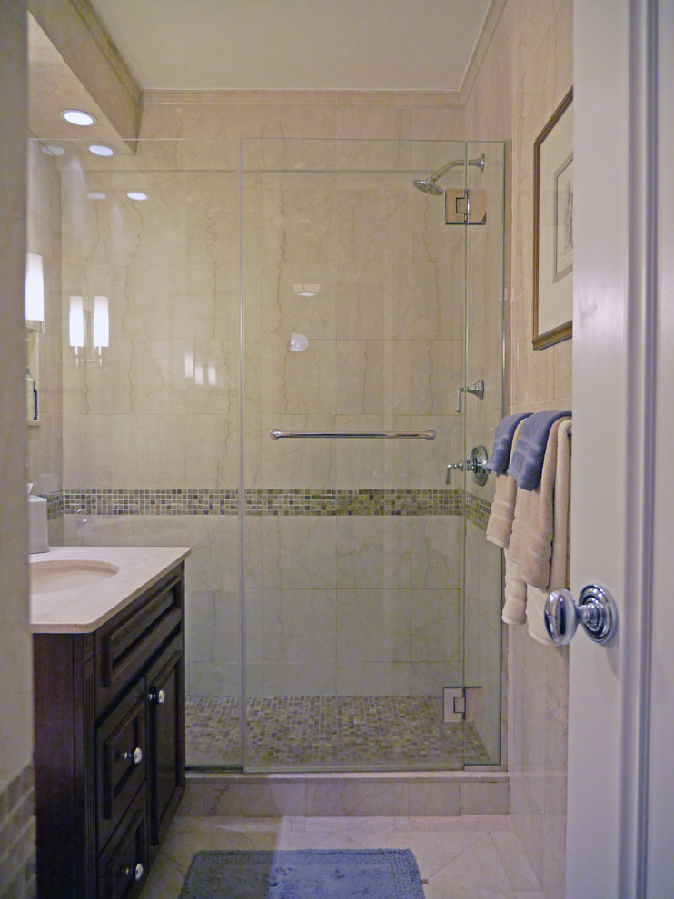 Exemple d'une petite salle d'eau tendance en bois foncé avec un placard en trompe-l'oeil, un carrelage beige, un mur beige et un lavabo encastré.