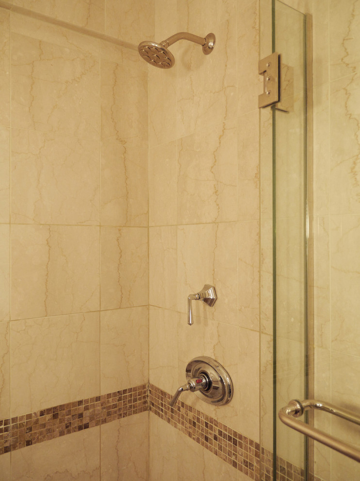 Foto på ett litet funkis badrum med dusch, med möbel-liknande, skåp i mörkt trä, beige kakel, beige väggar och ett undermonterad handfat