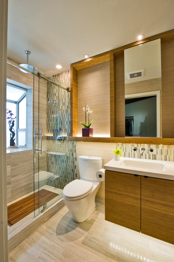 Свежая идея для дизайна: ванная комната в современном стиле с врезной раковиной, плоскими фасадами, столешницей из искусственного кварца, открытым душем, унитазом-моноблоком, синей плиткой, плиткой мозаикой и полом из известняка - отличное фото интерьера