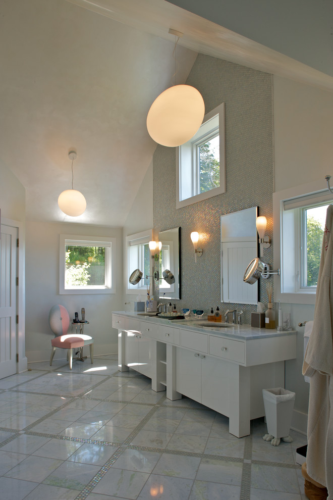 Inspiration för stora lantliga en-suite badrum, med släta luckor, vita skåp, grå kakel, klinkergolv i porslin, ett undermonterad handfat och granitbänkskiva
