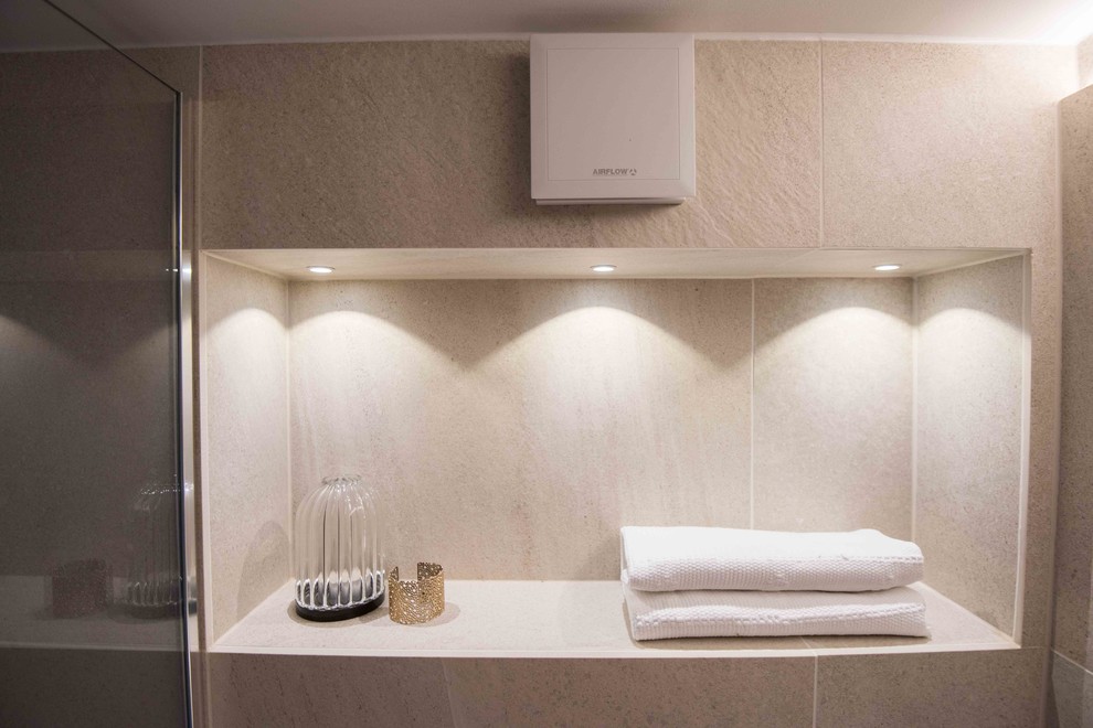 Réalisation d'une petite salle d'eau design avec un espace douche bain, WC suspendus, un carrelage beige, des carreaux de porcelaine, un mur beige, un sol en carrelage de porcelaine, un lavabo suspendu, un sol beige et aucune cabine.