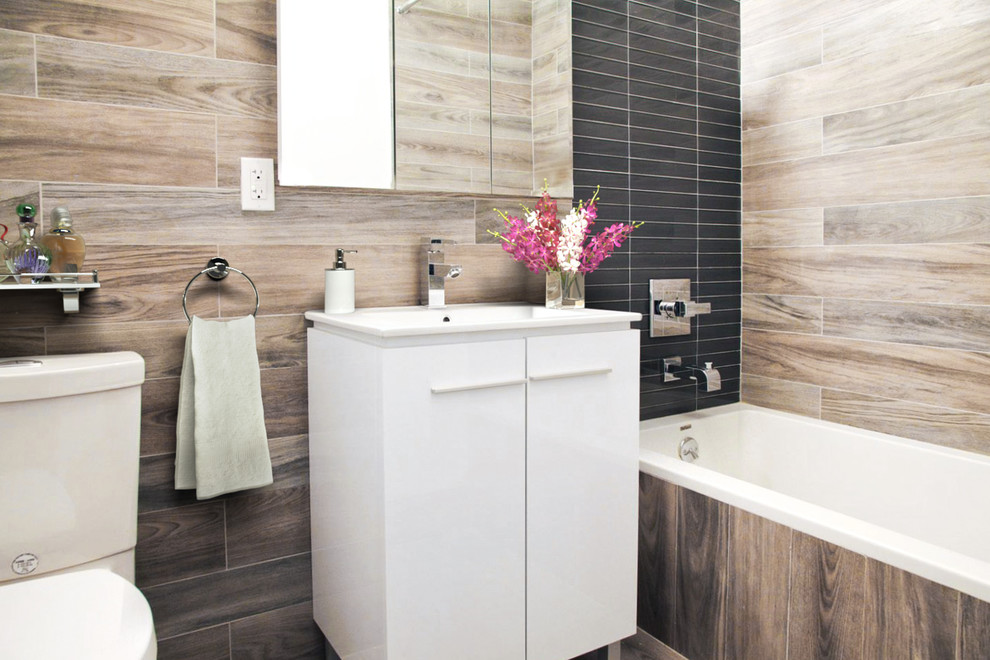 Exempel på ett mellanstort modernt en-suite badrum, med vita skåp, ett undermonterad handfat, släta luckor, marmorbänkskiva, ett platsbyggt badkar, en toalettstol med separat cisternkåpa, beige kakel, keramikplattor, vita väggar och klinkergolv i keramik