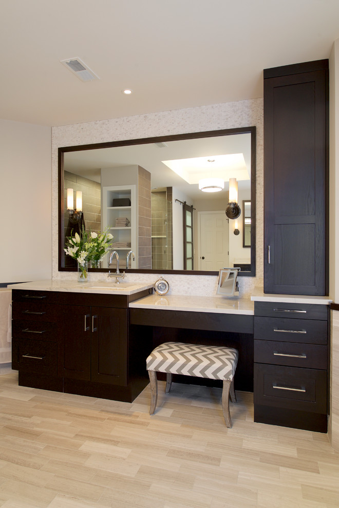 Inspiration för stora moderna en-suite badrum, med ett undermonterad handfat, luckor med infälld panel, skåp i mörkt trä, granitbänkskiva, ett fristående badkar, en kantlös dusch, grå kakel, porslinskakel, grå väggar och kalkstensgolv