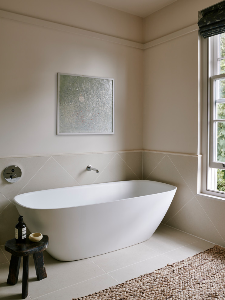Exempel på ett mellanstort klassiskt beige beige en-suite badrum, med möbel-liknande, ett fristående badkar, en kantlös dusch, beige kakel, keramikplattor, bänkskiva i kalksten och med dusch som är öppen