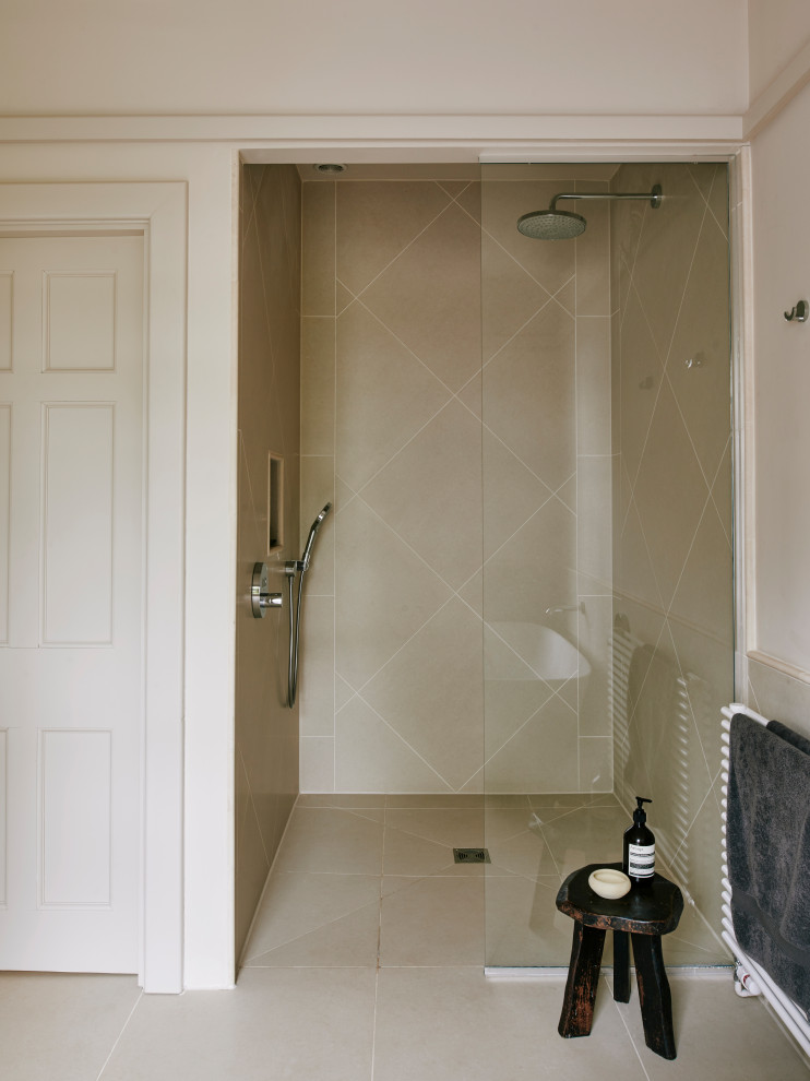 Inredning av ett klassiskt mellanstort beige beige en-suite badrum, med möbel-liknande, ett fristående badkar, en kantlös dusch, beige kakel, keramikplattor, bänkskiva i kalksten och med dusch som är öppen