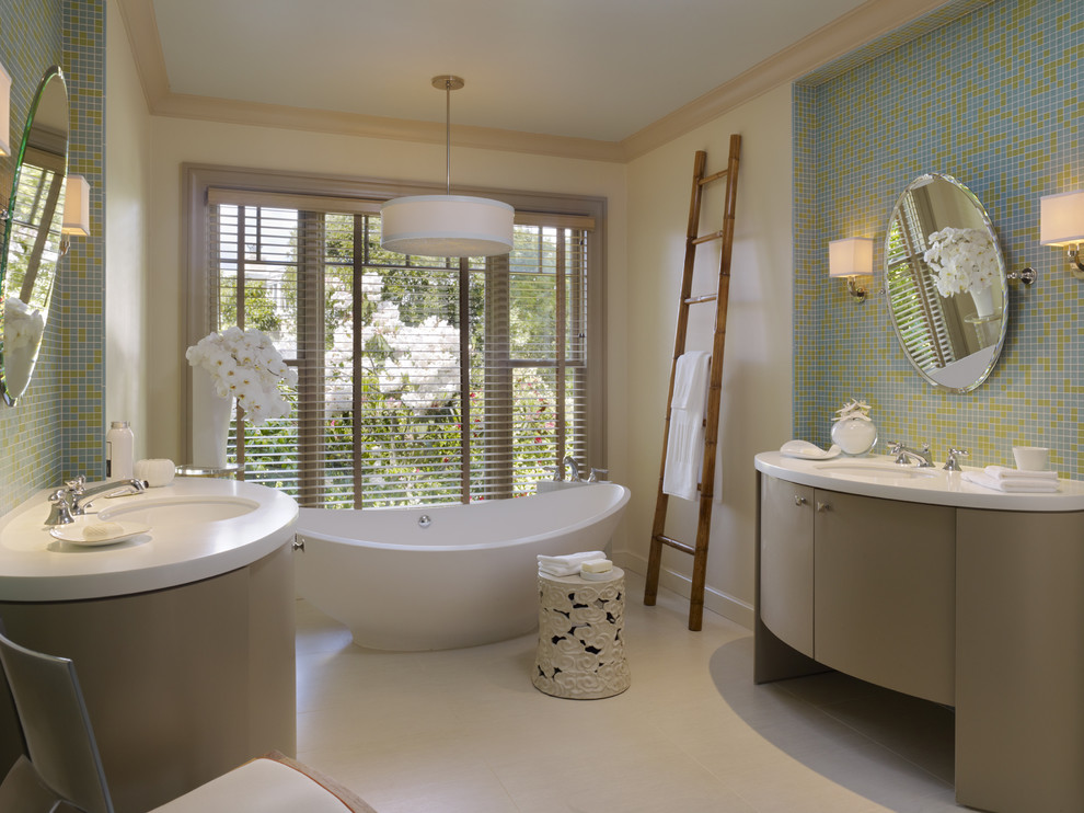 Exempel på ett stort modernt en-suite badrum, med släta luckor, beige skåp, ett fristående badkar, flerfärgad kakel, glaskakel, beige väggar, klinkergolv i keramik och ett undermonterad handfat