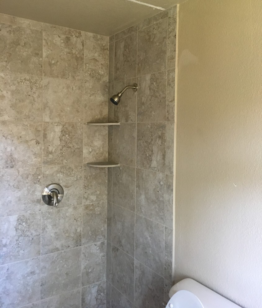 サクラメントにあるコンテンポラリースタイルのおしゃれなバスルーム (浴槽なし) (分離型トイレ、ベージュのタイル、磁器タイル、ベージュの壁、磁器タイルの床) の写真