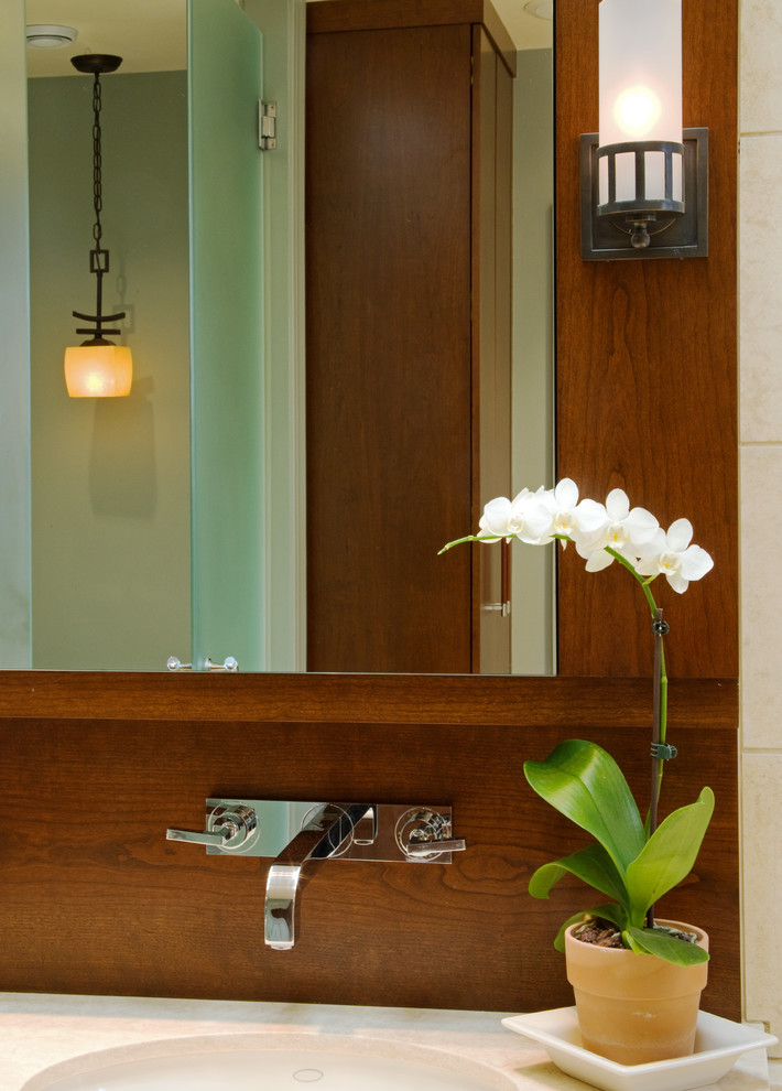 Inredning av ett asiatiskt stort en-suite badrum, med ett undermonterad handfat, släta luckor, skåp i mörkt trä, bänkskiva i kvarts, beige kakel, keramikplattor, blå väggar och klinkergolv i keramik