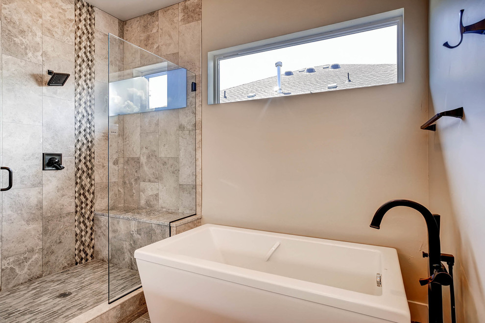Modern inredning av ett mellanstort en-suite badrum, med ett fristående badkar, en dusch i en alkov, flerfärgad kakel, mosaik, beige väggar, laminatgolv, beiget golv och dusch med gångjärnsdörr