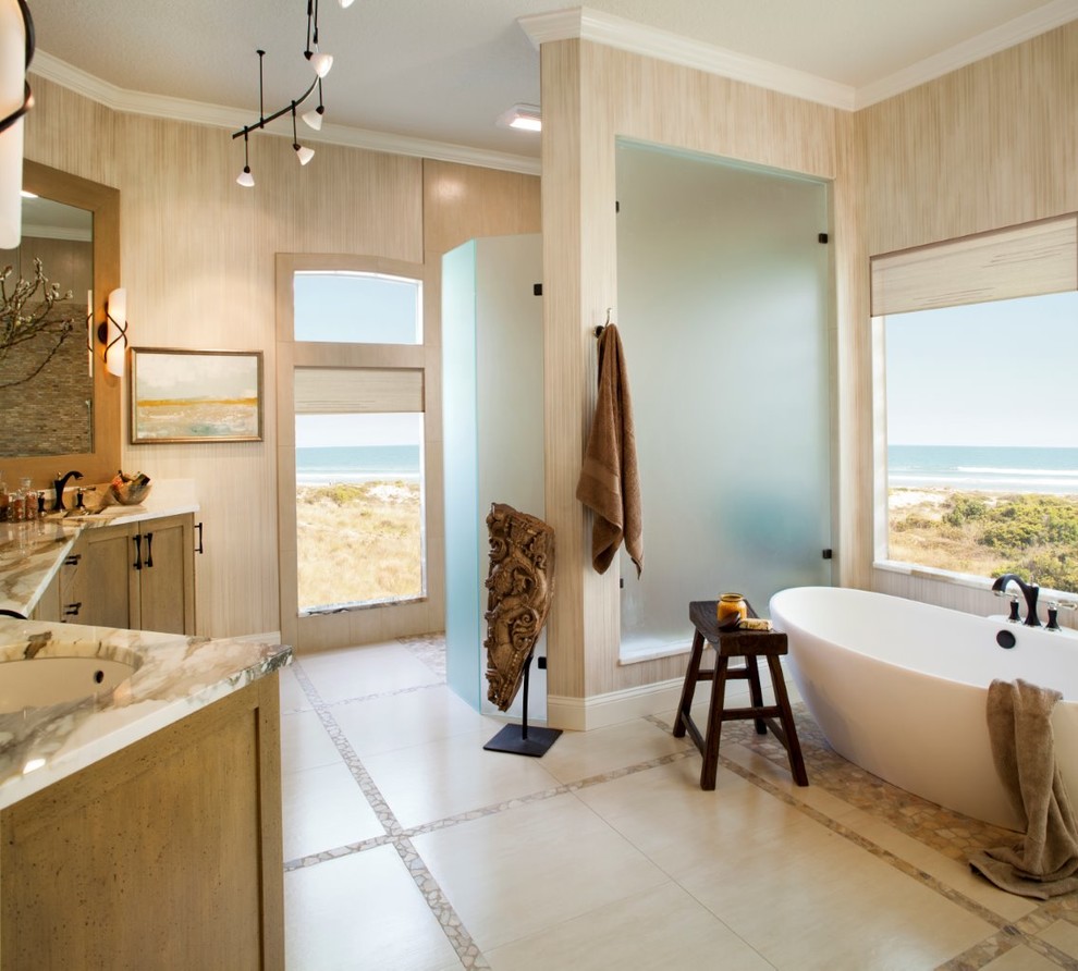 Modernes Badezimmer mit Unterbauwaschbecken, Schrankfronten im Shaker-Stil, hellbraunen Holzschränken, freistehender Badewanne, Duschnische und beigen Fliesen in Jacksonville