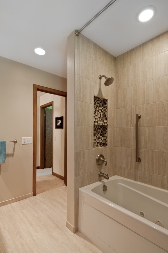 Foto di una grande stanza da bagno padronale minimal con consolle stile comò, ante in legno bruno, top in granito, piastrelle blu e pareti grigie
