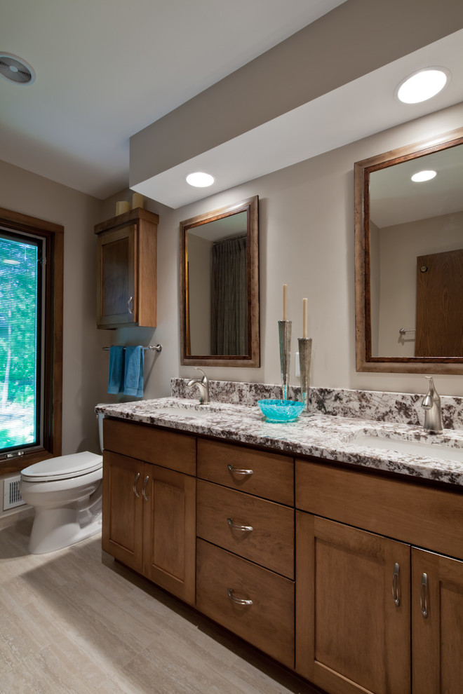 Idée de décoration pour une grande salle de bain principale design en bois foncé avec un placard en trompe-l'oeil, un plan de toilette en granite, un carrelage bleu et un mur gris.