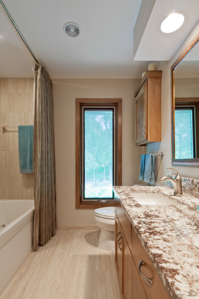 Idéer för att renovera ett stort funkis en-suite badrum, med möbel-liknande, skåp i mörkt trä, granitbänkskiva, blå kakel och grå väggar