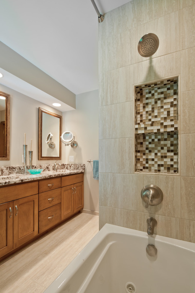 Diseño de cuarto de baño principal contemporáneo grande con armarios tipo mueble, puertas de armario de madera en tonos medios, encimera de granito, baldosas y/o azulejos azules y paredes grises