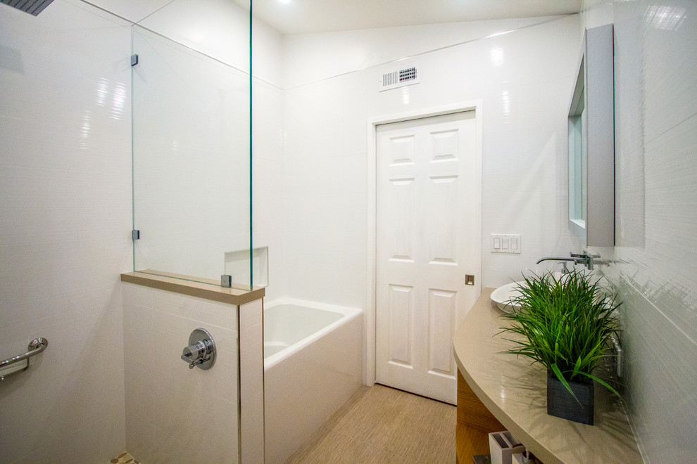オレンジカウンティにある高級な小さなコンテンポラリースタイルのおしゃれなバスルーム (浴槽なし) (フラットパネル扉のキャビネット、淡色木目調キャビネット、ドロップイン型浴槽、オープン型シャワー、壁掛け式トイレ、白いタイル、セラミックタイル、白い壁、セラミックタイルの床、ベッセル式洗面器、クオーツストーンの洗面台) の写真