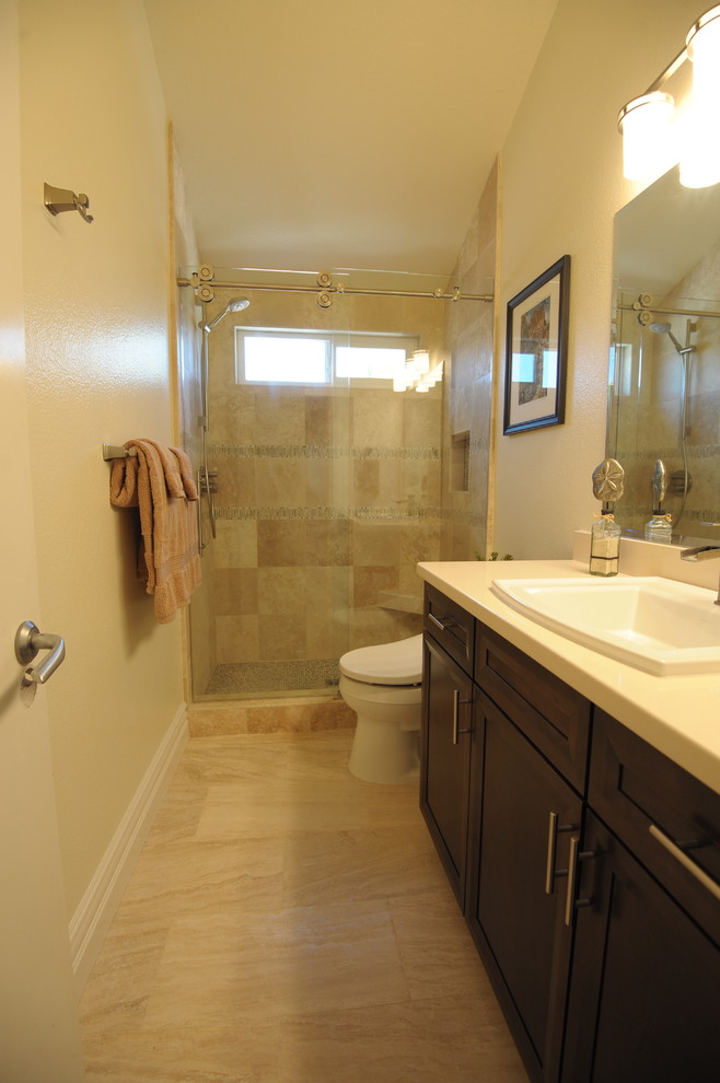 Idee per una stanza da bagno minimal di medie dimensioni con lavabo da incasso, ante in stile shaker, ante in legno bruno, top in quarzo composito, bidè, piastrelle beige, lastra di pietra e pavimento in travertino