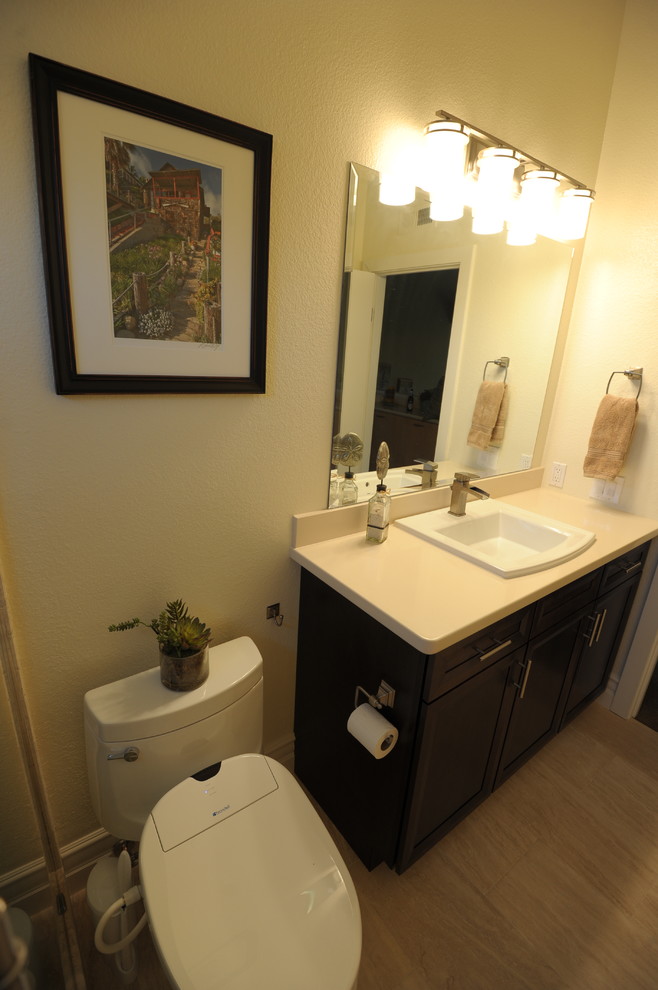 Foto di una stanza da bagno contemporanea di medie dimensioni con lavabo da incasso, ante in stile shaker, ante in legno bruno, top in quarzo composito, bidè, piastrelle beige, lastra di pietra e pavimento in travertino