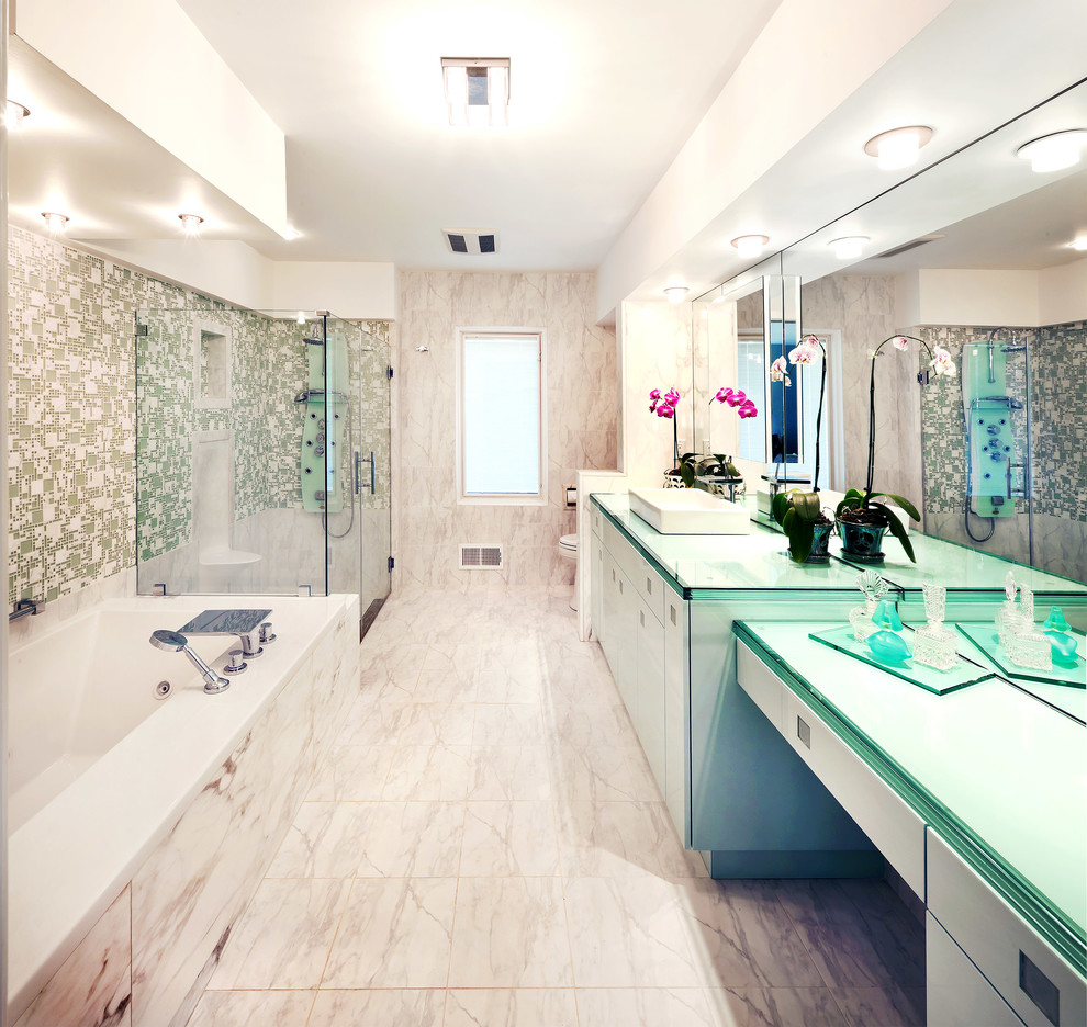 Источник вдохновения для домашнего уюта: главная ванная комната среднего размера в современном стиле с настольной раковиной, плоскими фасадами, стеклянной столешницей, накладной ванной, душем без бортиков, зеленой плиткой, белыми стенами, мраморным полом, душем с распашными дверями и зелеными фасадами