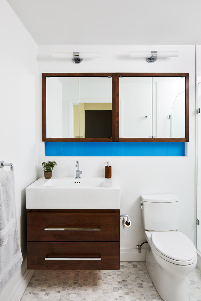 Ispirazione per una stanza da bagno contemporanea di medie dimensioni con ante lisce, ante in legno bruno, pareti bianche, pavimento grigio e top bianco