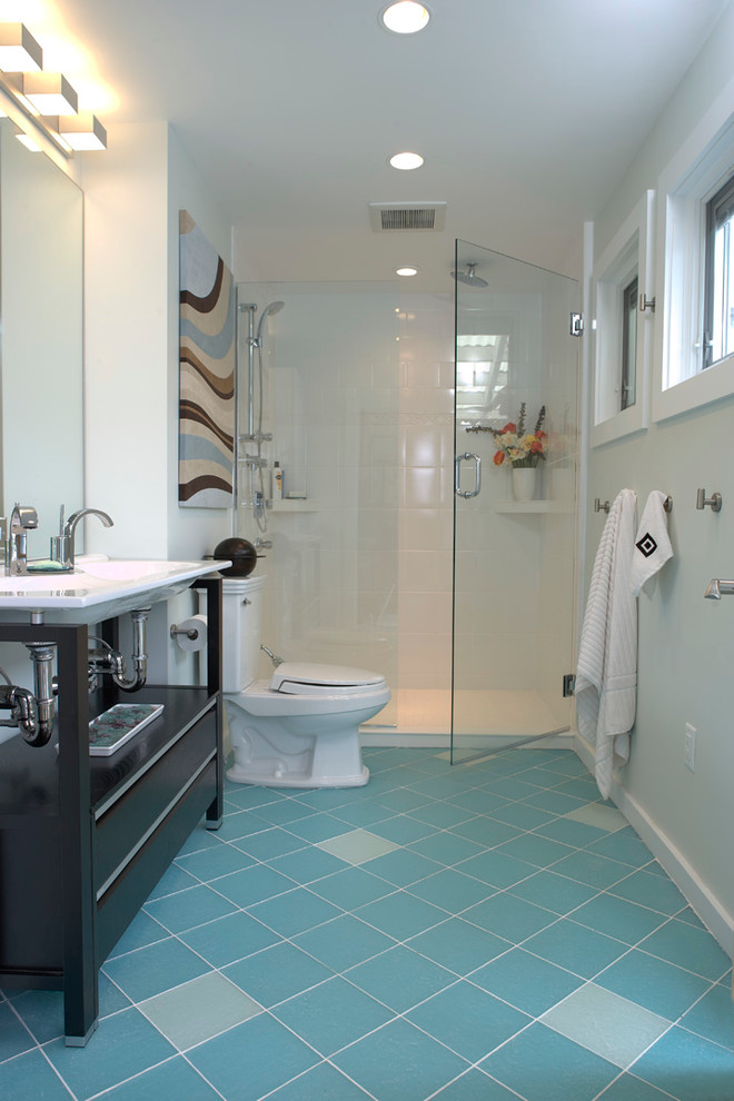Immagine di una piccola stanza da bagno padronale contemporanea con nessun'anta, ante in legno bruno, doccia alcova, WC a due pezzi, piastrelle blu, piastrelle di vetro e pavimento con piastrelle a mosaico