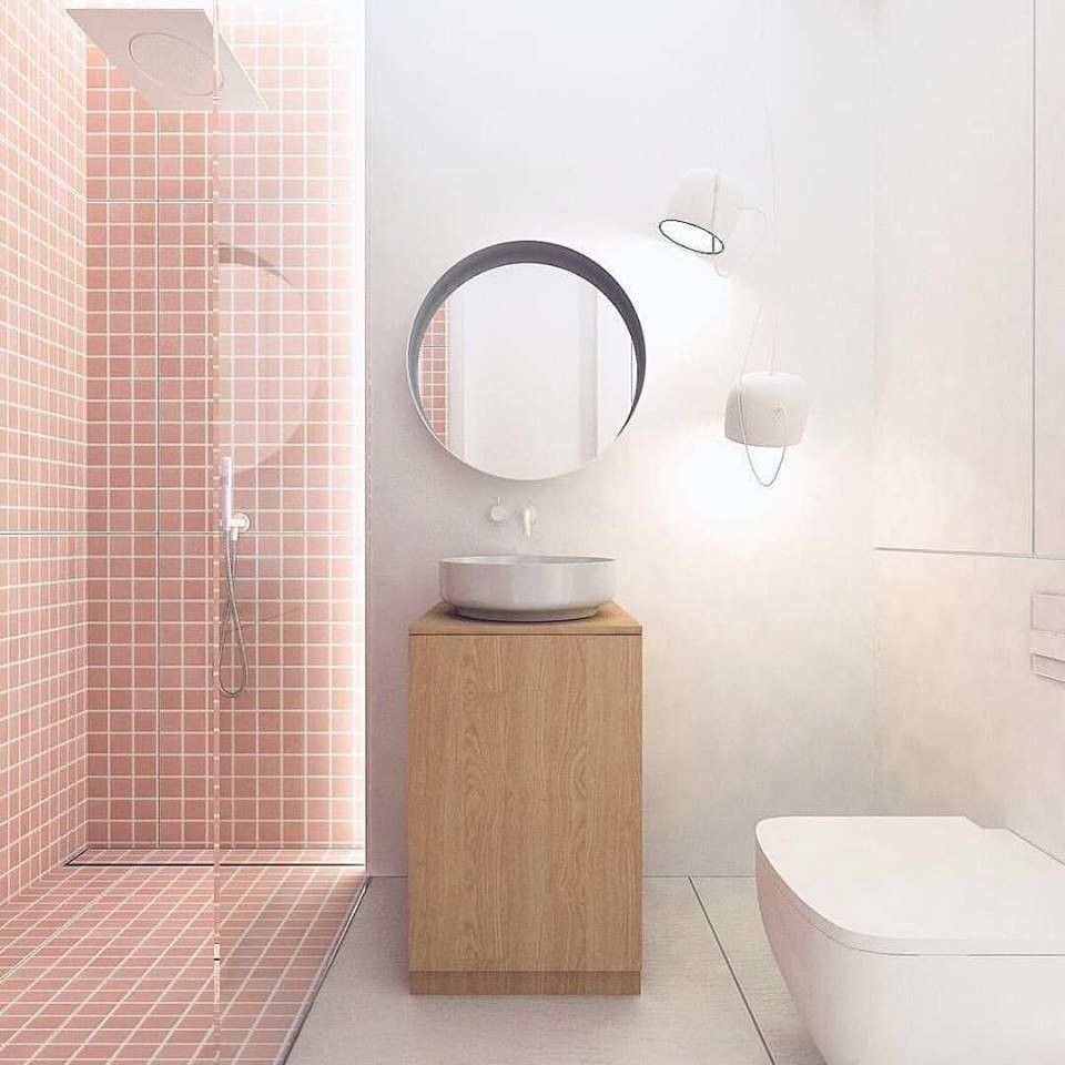 Idée de décoration pour une petite salle de bain principale minimaliste en bois clair avec une baignoire indépendante, une douche à l'italienne, un carrelage rose, des carreaux de porcelaine, un mur blanc, une vasque et une cabine de douche à porte coulissante.
