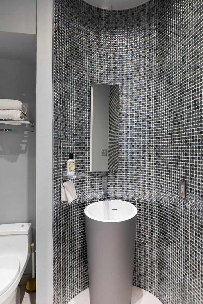 Свежая идея для дизайна: главная ванная комната среднего размера в стиле модернизм с душем в нише, унитазом-моноблоком, черной плиткой, плиткой мозаикой, серыми стенами, полом из керамогранита, раковиной с пьедесталом, белым полом и душем с распашными дверями - отличное фото интерьера
