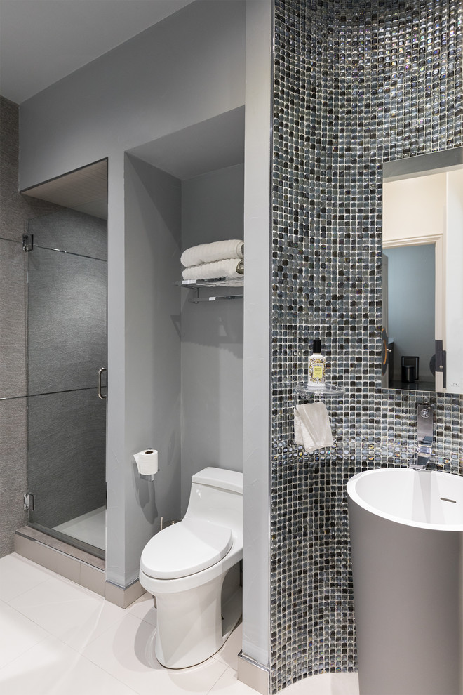 Источник вдохновения для домашнего уюта: главная ванная комната среднего размера в стиле модернизм с душем в нише, унитазом-моноблоком, черной плиткой, плиткой мозаикой, серыми стенами, полом из керамогранита, раковиной с пьедесталом, белым полом и душем с распашными дверями